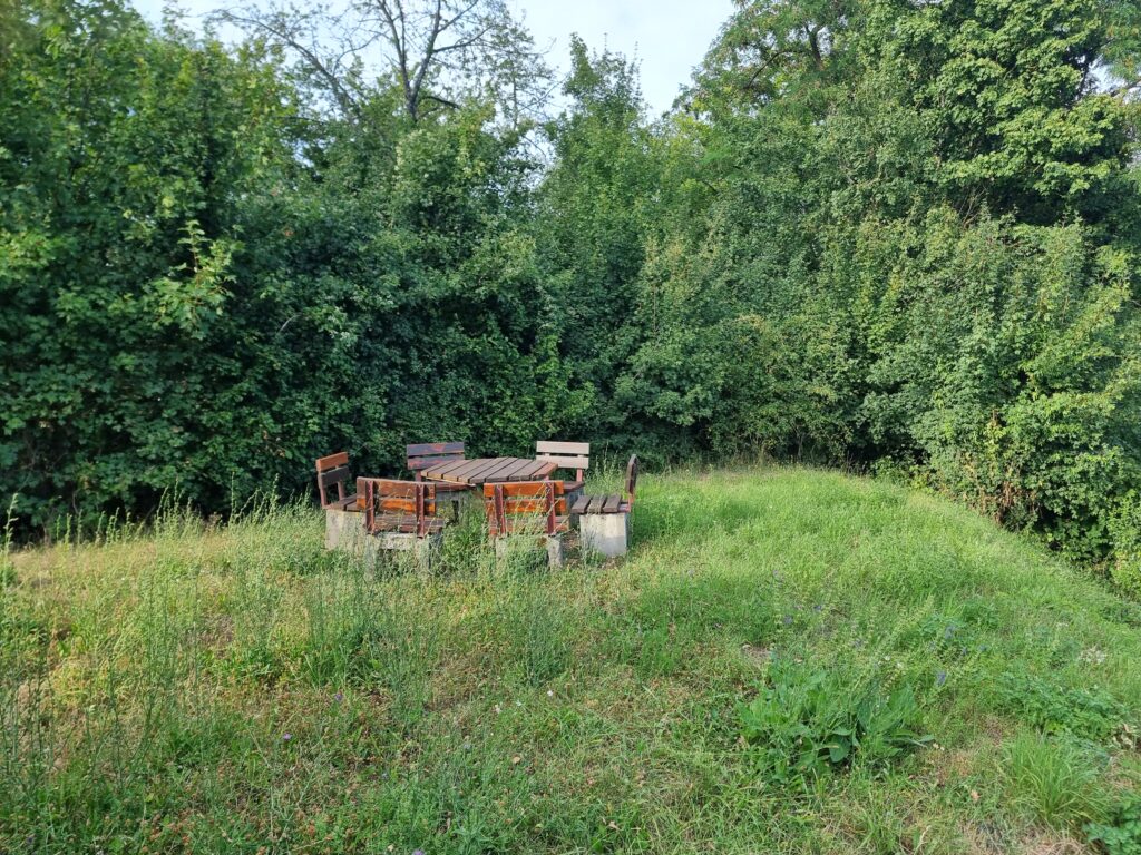 Sitzmüglichkeiten vor Hütte Riwisch