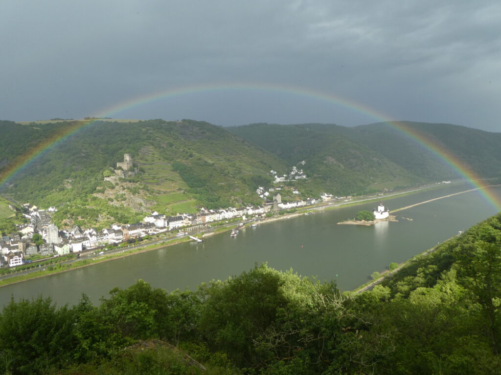 Regenbogen über dem Rhein