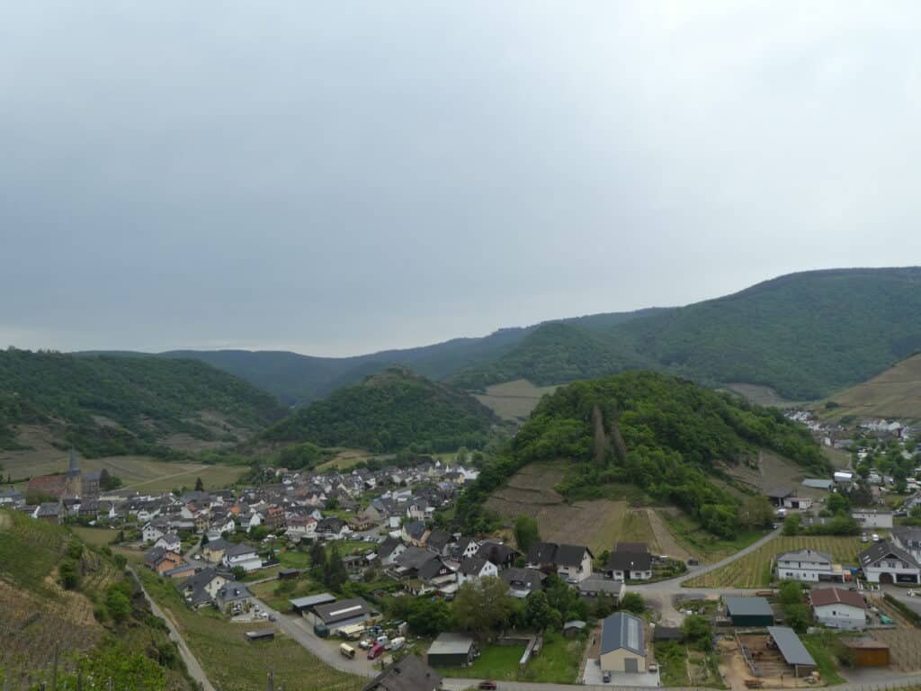 Blick auf die Saffenburg und Mayschoss